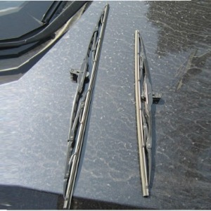 Signs of worn windshield wipers and good windshield wipers